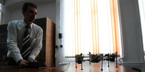 Primul microrobot păşitor realizat în 2002