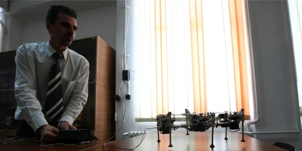 Primul microrobot păşitor realizat în 2002