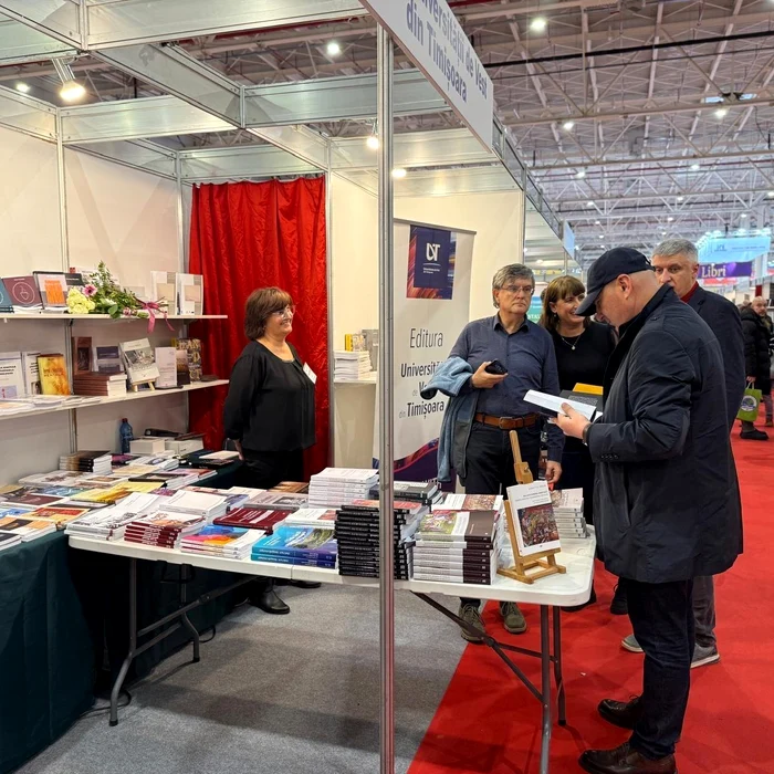 Premierul a răsfoit mai multe cărți.  FOTO Facebook Marilen Gabriel Pirtea