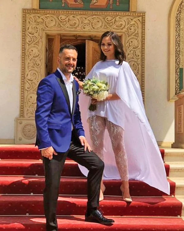 Ținuta Cristinei Șișcanu (33 de ani), cu pantaloni mulați, din dantelă, a fost considerată prea provocatoare pentru o ceremonie religioasă