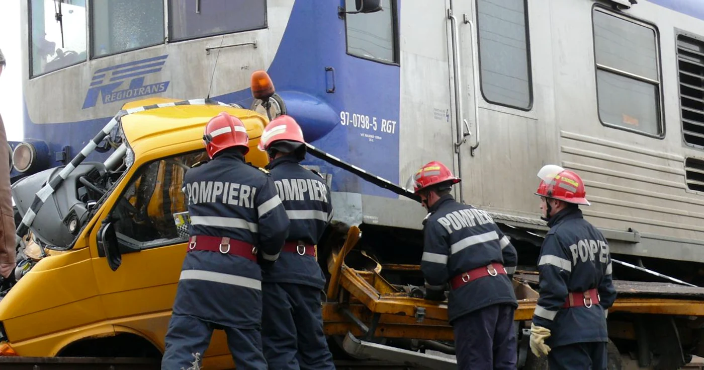 Maşina a fost spulberată de tren. FOTO: Arhivă
