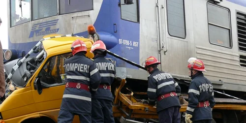 Maşina a fost spulberată de tren. FOTO: Arhivă