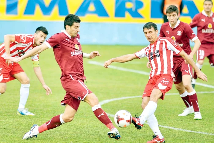 
    Daniel Niculae, vedeta  Rapidului, este unul dintre  cei care ar putea ajuta  la strângerea sumei  necesare depunerii  actelor pentru o posibilă  salvare a giuleştenilor  