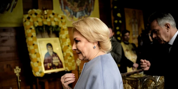 Premierul Viorica Dăncilă sa rugat la moaştele Sfântului Dimitrie cel Nou la Patriarhia Română în Bucureşti România FOTO Mediafax