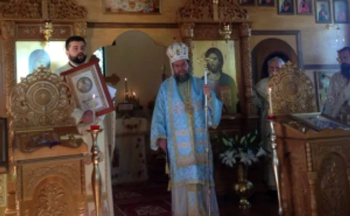 Părintele Radu Herţeg (stânga), alături de episcopul Australiei şi Noii Zeelande