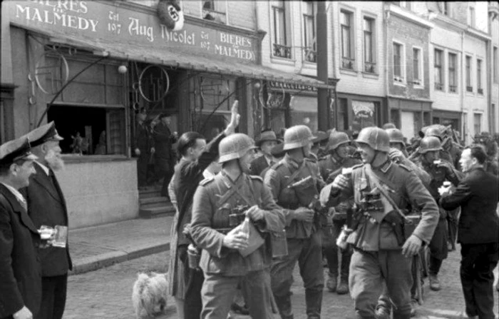 Soldații germani sunt primiți la Eupen-Malmedy, o zonă de graniță anexată de Belgia în urma Tratatului de la Versaillesty of Versailles (1919)