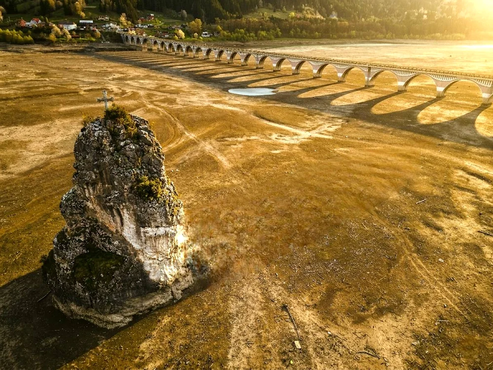 Piatra Teiului se află în apropiere de viaduct / foto: Lucian Ignat
