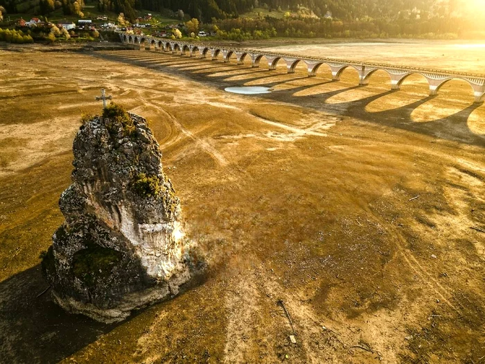 Piatra Teiului se află în apropiere de viaduct / foto: Lucian Ignat