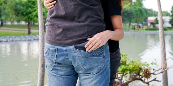 O femeie imbratiseaza un barbat si ii fura banii din buzunar FOTO Shutterstock 