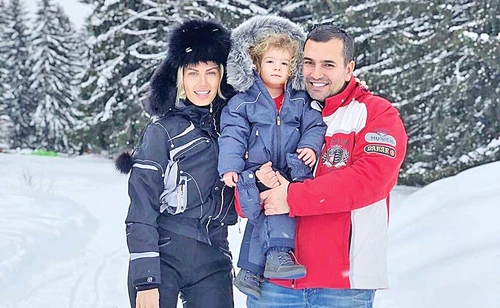 Solista s-a pozat în vacanţă, alături de fiu şi de tatăl lui