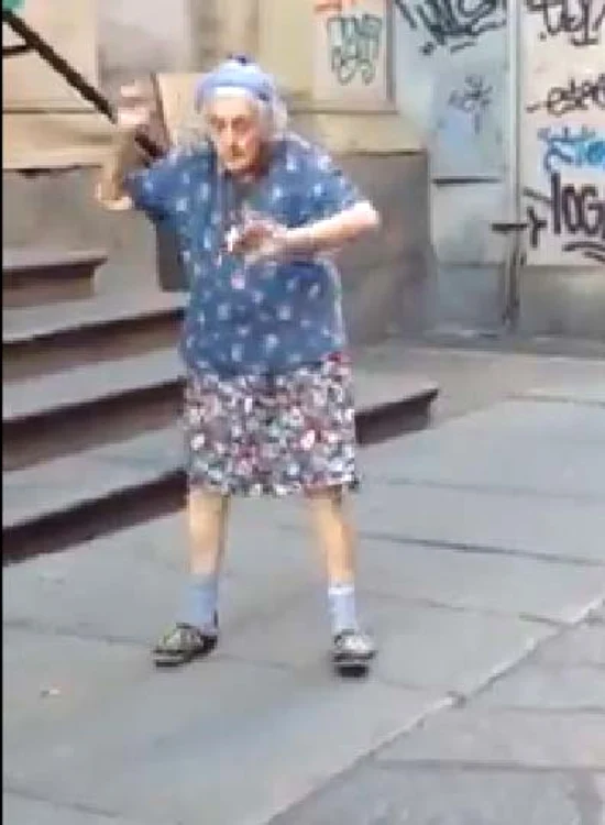 
    Bunicuţa dansează pe muzică italiană  