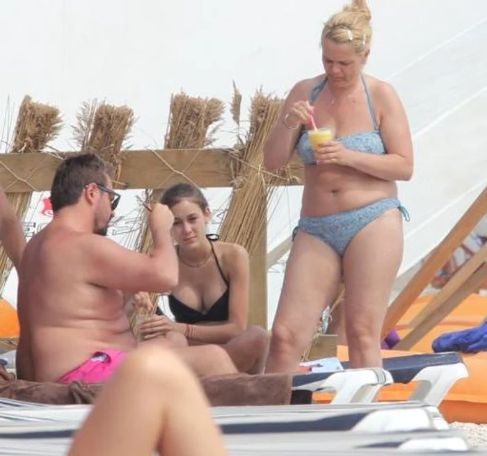 Juratul X Factor a băut cu poftă dintr-un pahar rece