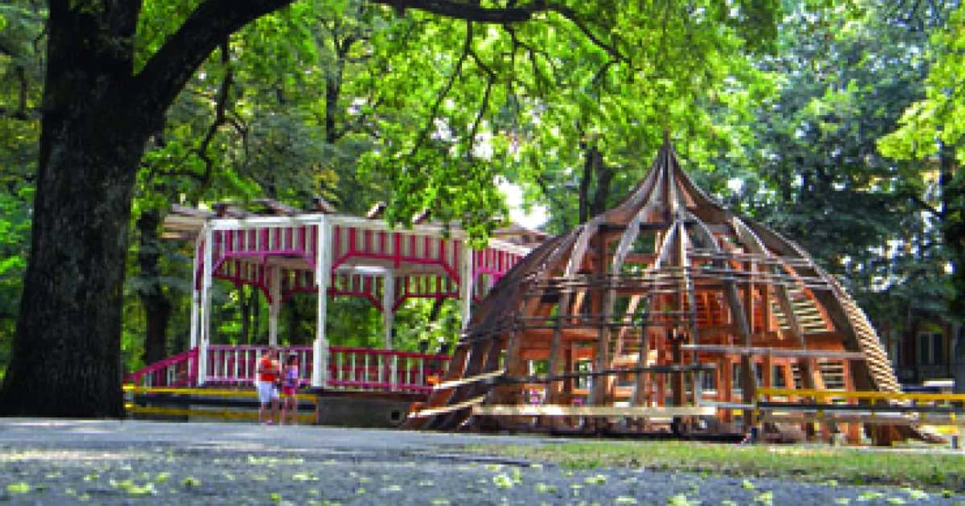 „Ciuperca” din Parcul Municipal creşte încet