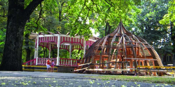 „Ciuperca” din Parcul Municipal creşte încet