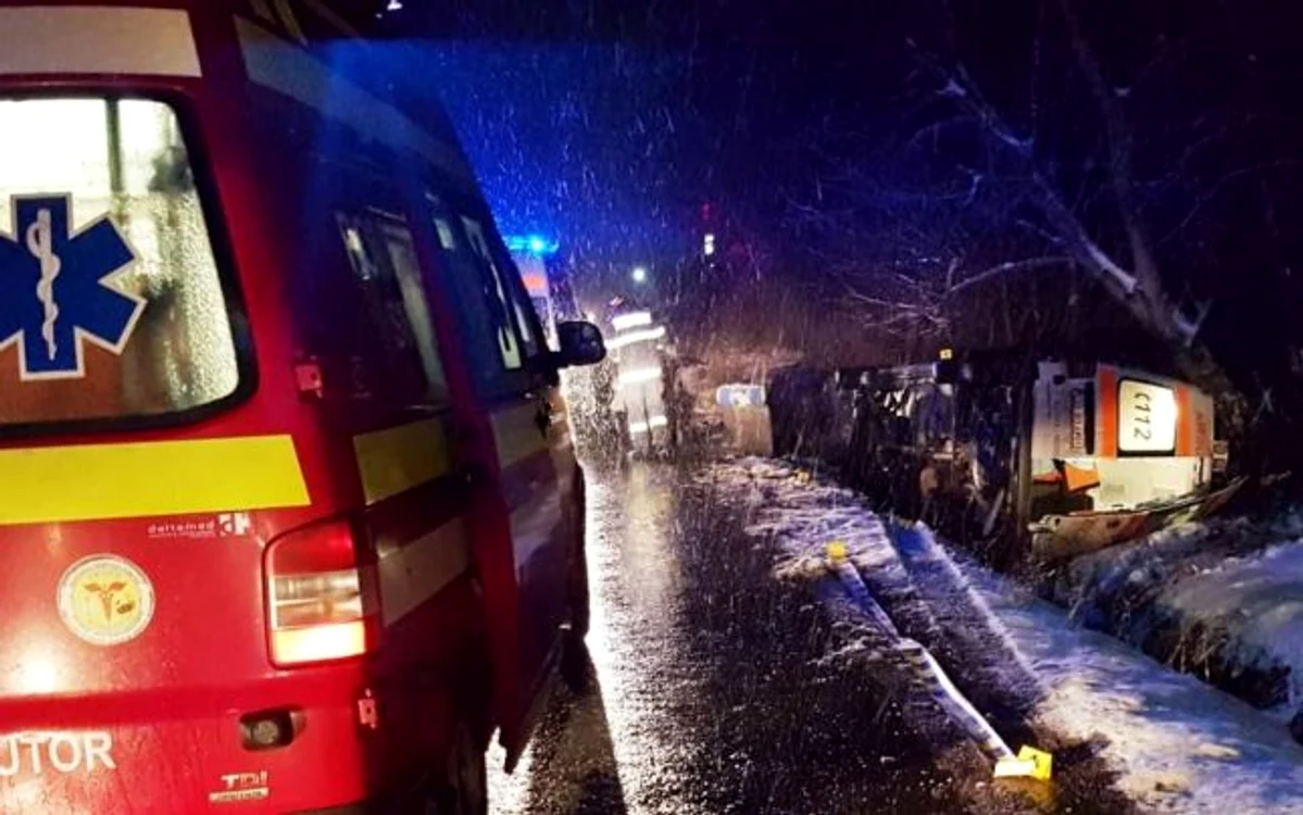 
    Ambulanța care transporta o gravidă s-a răsturnatFoto: adevarul.ro  