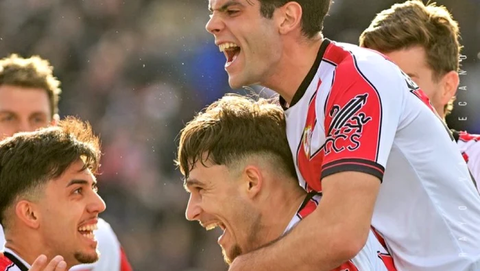 Andrei Rațiu, călărit de colegii si după o fază de manual. Foto Facebook Rayo Vallecano 