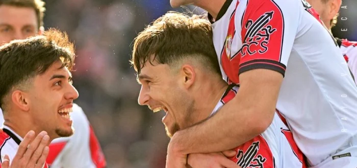 Andrei Rațiu, călărit de colegii si după o fază de manual. Foto Facebook Rayo Vallecano 