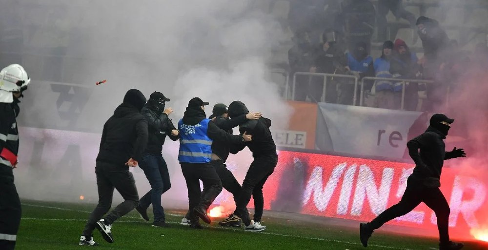 Ultrașii lui Dinamo și Steaua s-au bătut și-n curtea bisericii. Sancțiuni dure din partea Jandarmeriei