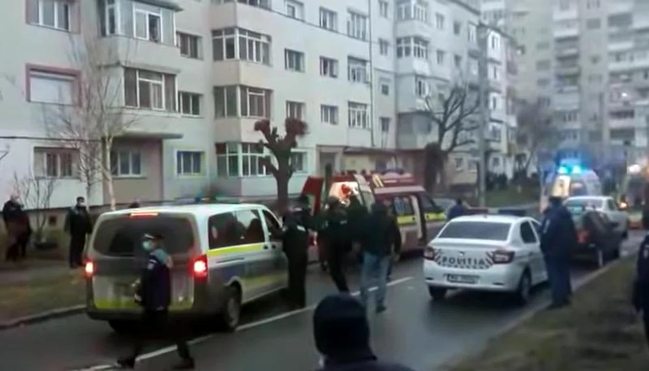 
    Ambii muncitori sechestraţi şi înjunghiaţi la Oneşti au murit. Agresorul a fost împuşcat de poliţişti, fiind rănitfoto: captură YouTube  