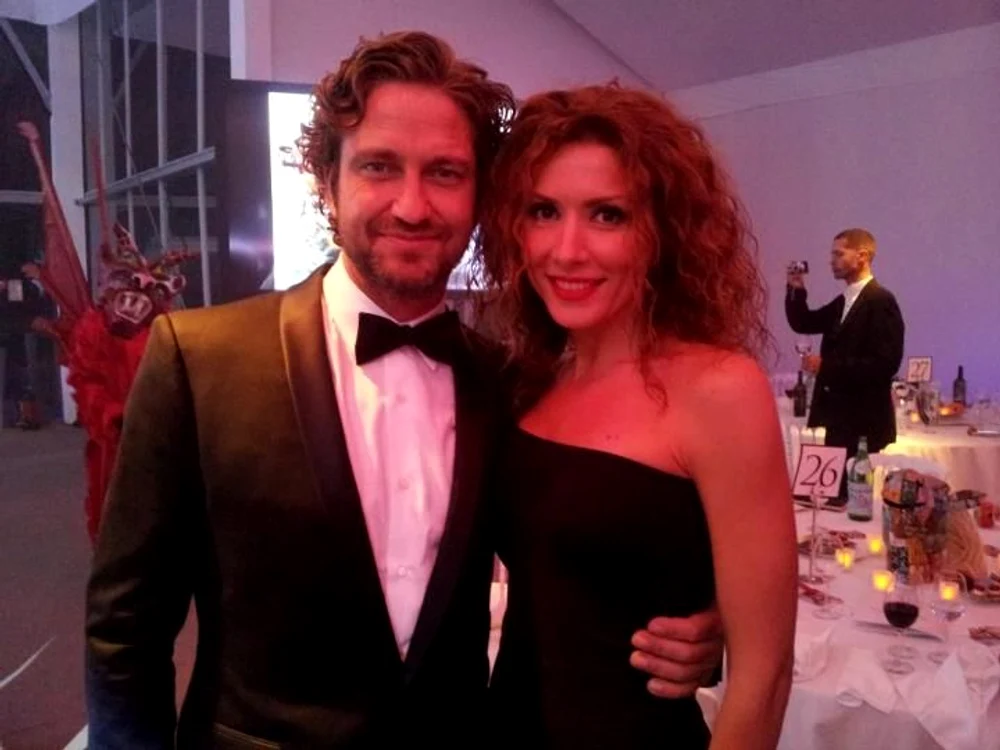 
    Carmen Brumă, superbă alături de actorul Gerard Butler (foto:Facebook)  