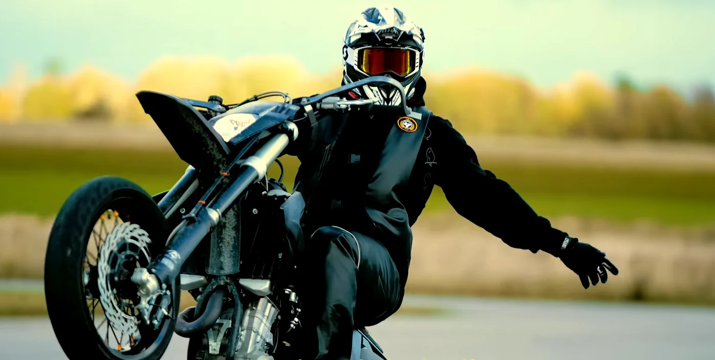 Blugii cu airbag-uri o invenție pentru protejarea motocicliștilor. Foto: Captură
