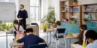 Lectii la scoala  Profesor si elevi  Foto Freepik com jpg