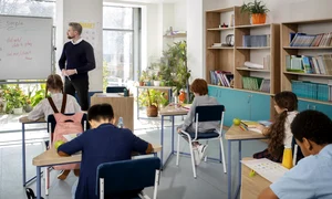 Lectii la scoala  Profesor si elevi  Foto Freepik com jpg