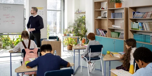 Lectii la scoala Profesor si elevi Foto Freepik com jpg