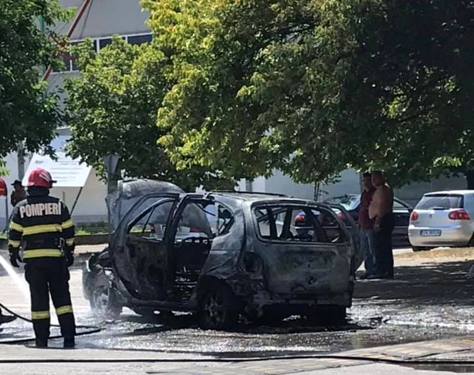 Autoturismul a ars în totalitate FOTO: Facebook Mariana Lazăr