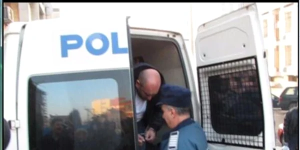 Suspectul a fost prezentat instanţei cu propunere de arestare preventivă 