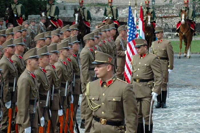 Garda militară ungară pregătită pentru ceremonia de primire a preşedintelui SUA (1989)