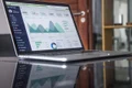 laptop deschis, program de analiza financiara jpg