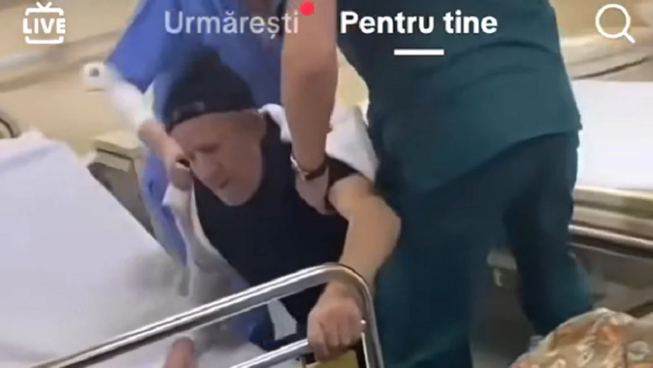 Bătrânul a fost bruscat de doi angajați ai spitalului din Bârlad FOTO captură video