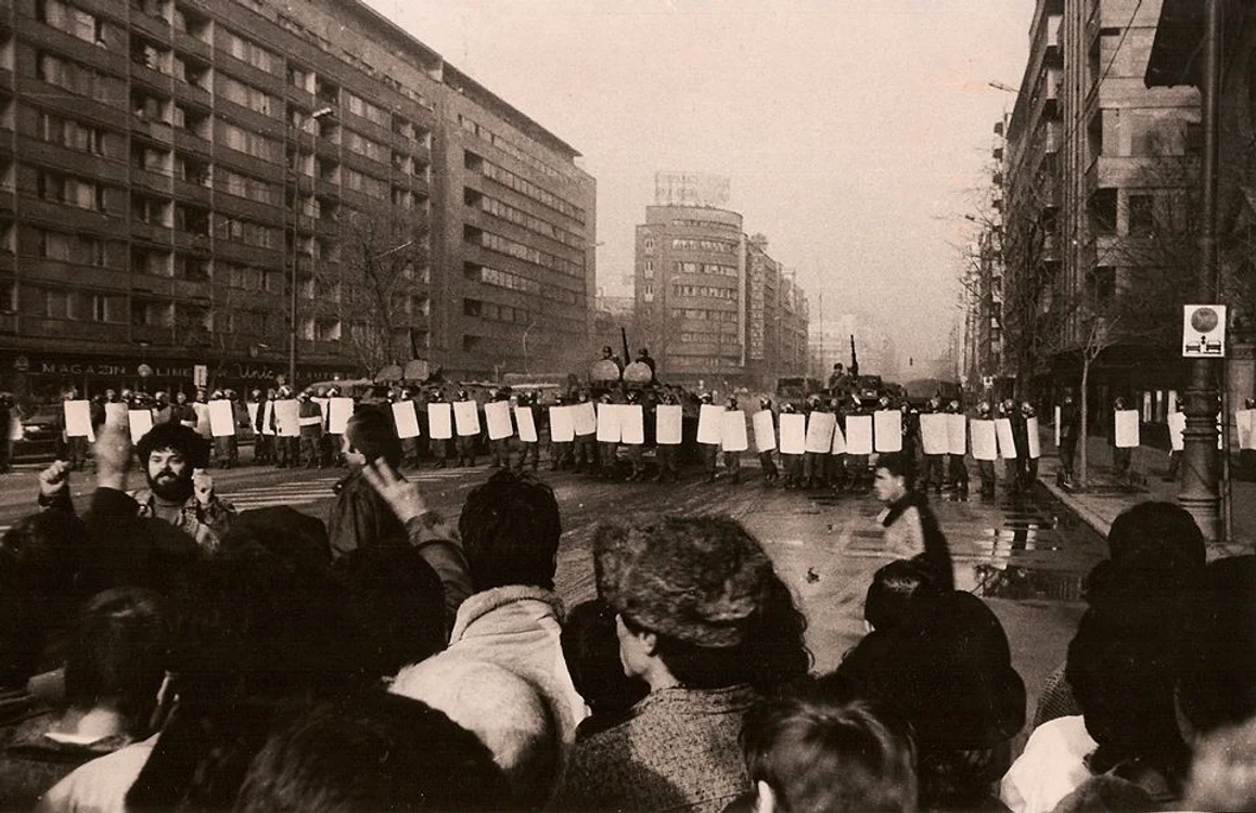 
    După mitingul de la prânz, în 21 decembrie, protestatarii s-au confruntat cu forțele de represiune în centrul Bucureștiului, 49 de revoluționari fiind ucișiFoto: wikipedia.ro  
