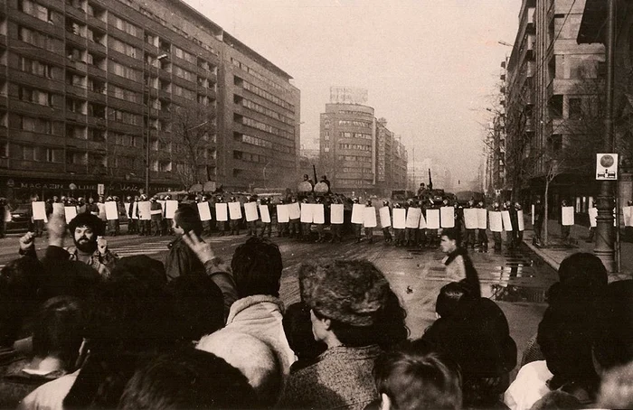 După mitingul de la prânz, în 21 decembrie, protestatarii s-au confruntat cu forțele de represiune în centrul Bucureștiului, 49 de revoluționari fiind ucișiFoto: wikipedia.ro