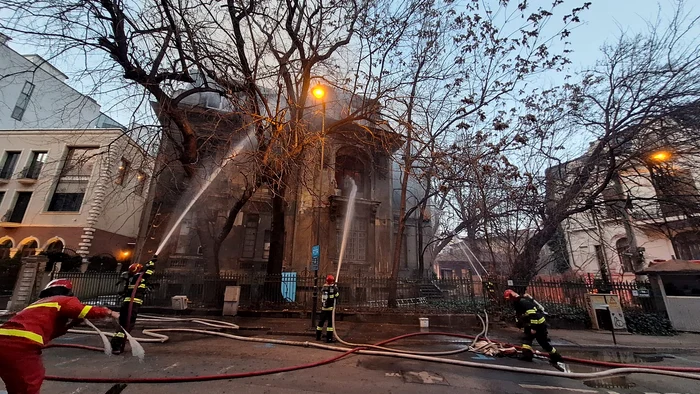 Incendiu la o casă veche din București FOTO ISU 