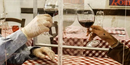Italienii fac teste pentru restaurante cu separatoare de plexiglas la Roma FOTO EPA-EFE / Fabio Frustaci