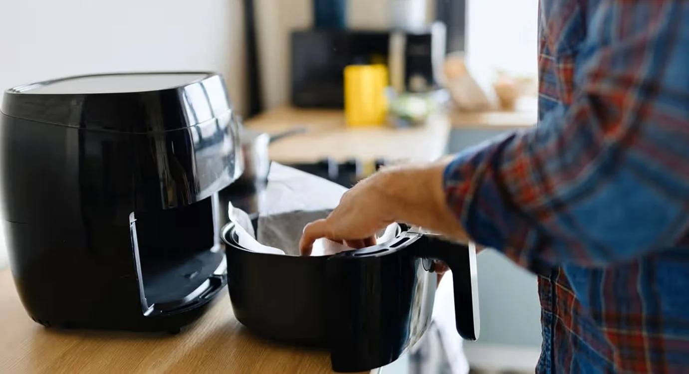 Gătitul la air fryer este considerat o variantă mai sănătoasă. FOTO: Getty Images