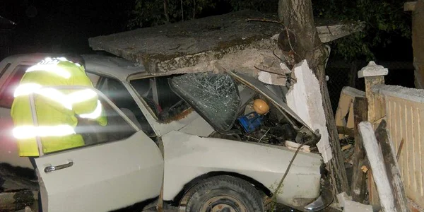 Maşina a intrat în stâlp şi apoi în gard (foto arhivă)