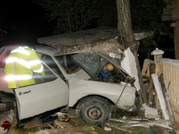 Cei doi tineri implicaţi în accident au fost duşi la spital în stare gravă. Foto: Adevărul