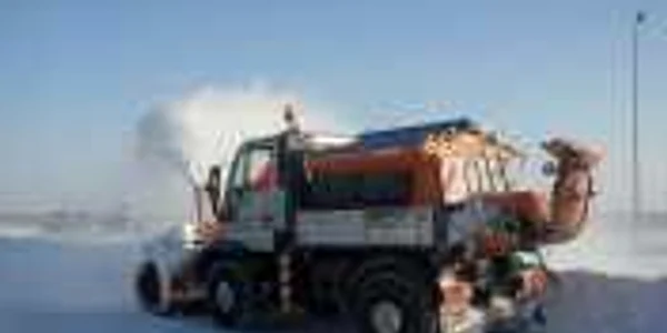 Mașinile de deszăpezire lucrează la foc continuu pentru lărgirea părții carosabile (foto: M. Dumitrică)