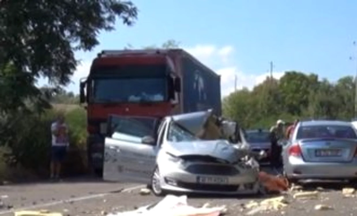 
    Mașina în care se aflau cei doi români a intrat sub un TIR  