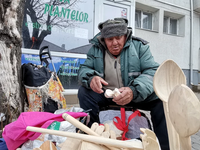 Meșterul Gheorghe Barbu mai vinde astăzi puține obiecte îndelung trudite FOTO: Alina Mitran 