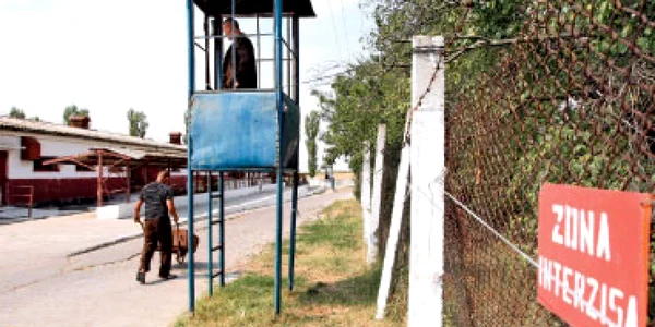Deţinuţi păziţi de deţinuţi la Pelendava