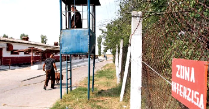 Deţinuţi păziţi de deţinuţi la Pelendava