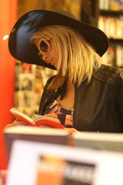paris hilton librarie