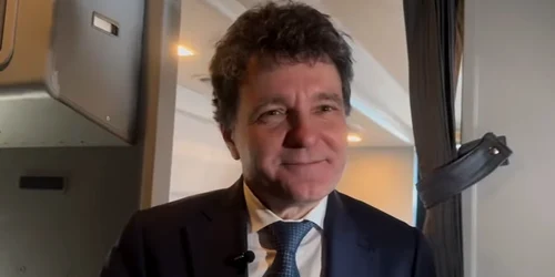 Nicușor Dan în avion FOTO Captură video