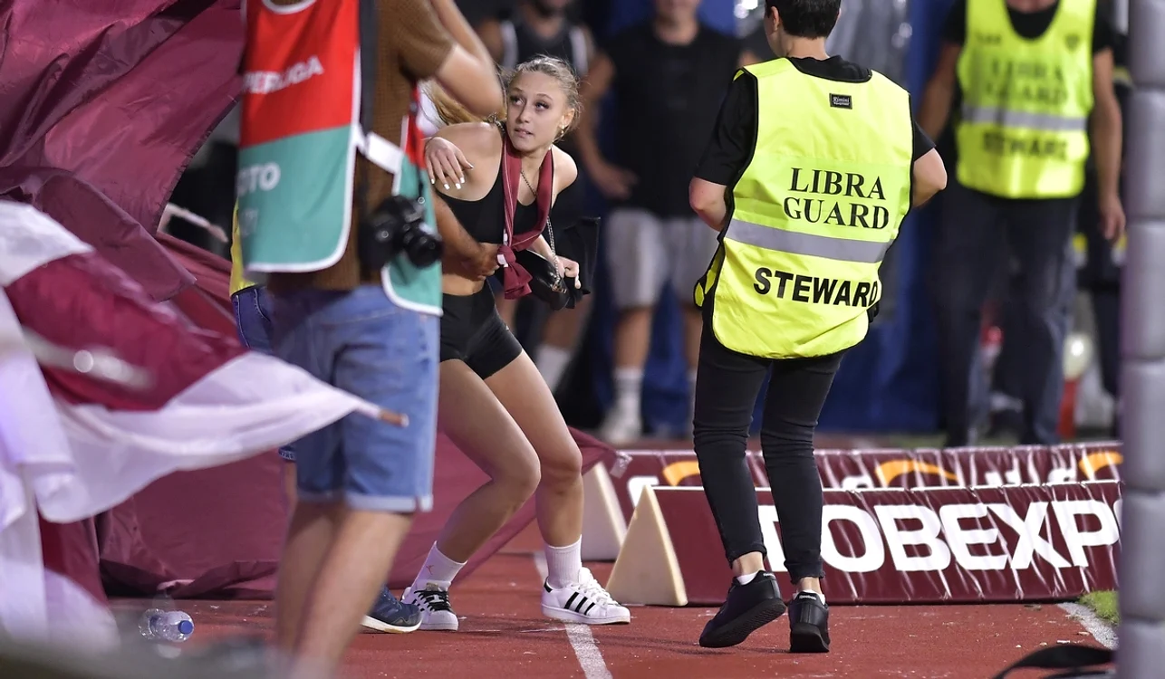 O spectatoare care voia să sărbătorească victoria, bruscată de stewarzi (FOTO: Sportpictures)