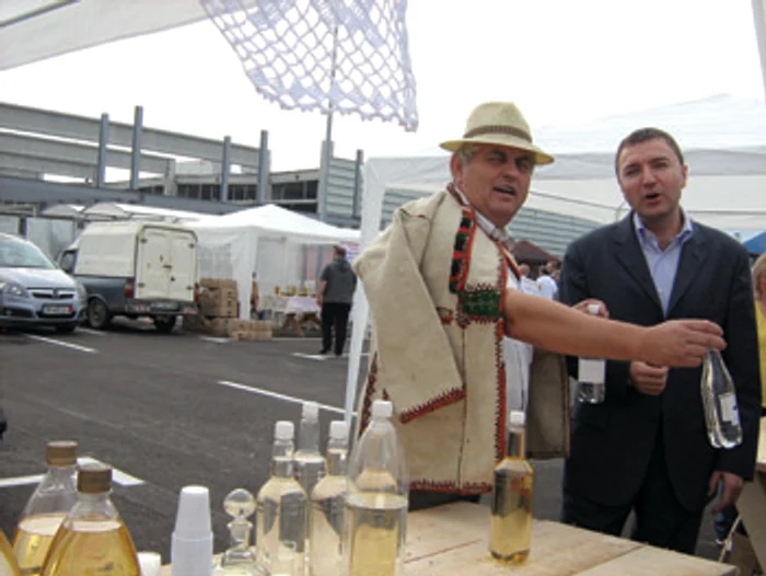 Oradea: Ţuica „bio” a fost gustată de dimineaţă de orădeni (GALERIE FOTO)