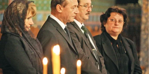 Fiii, Traian şi Mircea, şi nurorile, Maria şi Doina, la priveghiul Elenei Băsescu